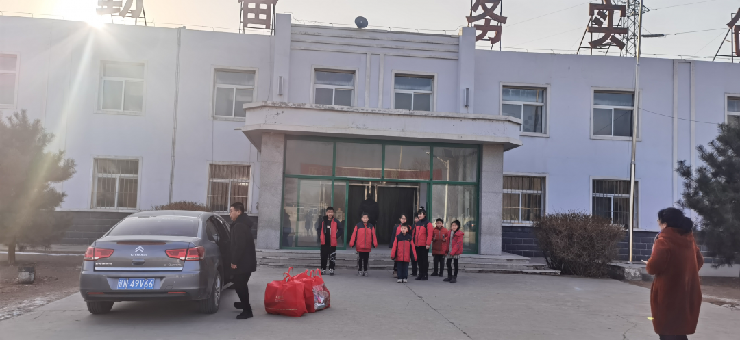 愛(ài)心幫扶貧困生，冰河助學(xué)暖人心